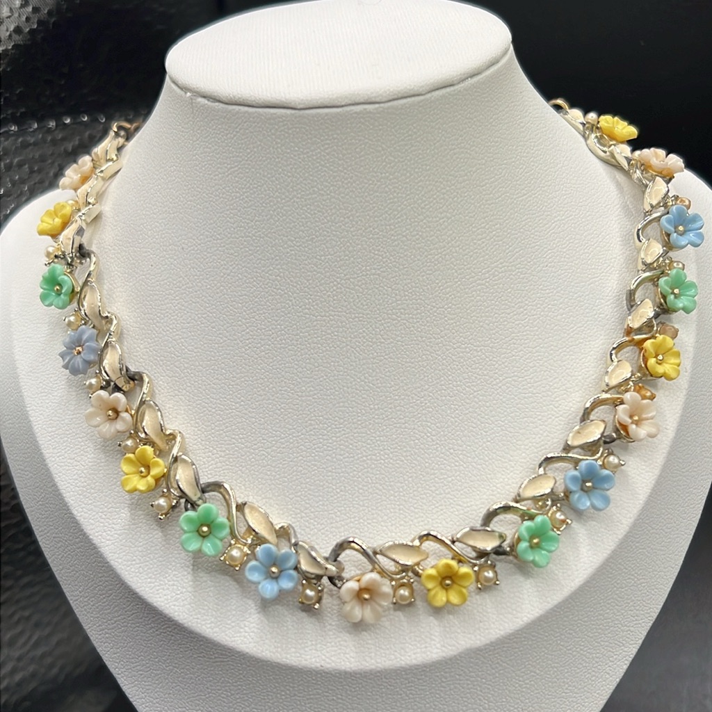 Wow! Vintage Art Spring Flowers Necklace